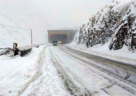 برف محور کندوان و آزادراه تهران شمال را مسدود کرد