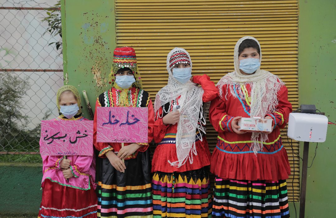 نواختن زنگ انقلاب در دبستان کوثر روستای معلم‌کلا