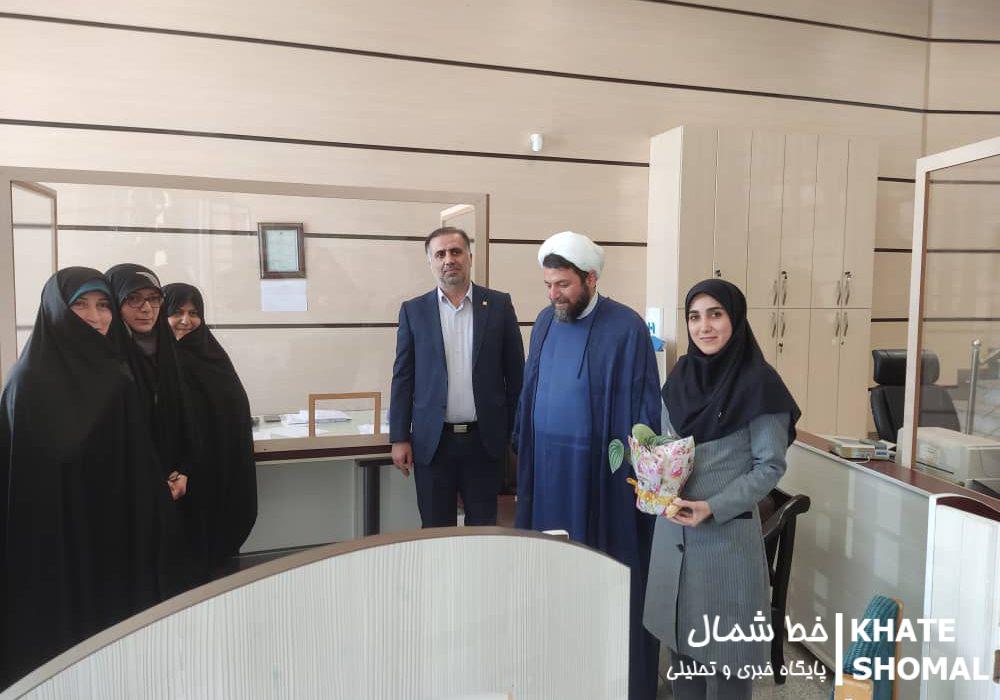 اهدای گل همراه با تقدیر از بانوان محجبه بهمناسبت هفته عفاف و حجاب