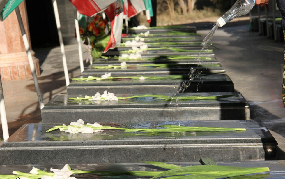 غبار روبی مزار شهدا بهمناسبت هفته بسیج در محمودآباد