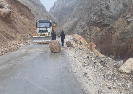 جاده کندوان به دلیل بارش برف و ریزش سنگ مسدود است