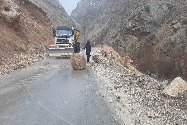 جاده کندوان به دلیل بارش برف و ریزش سنگ مسدود است