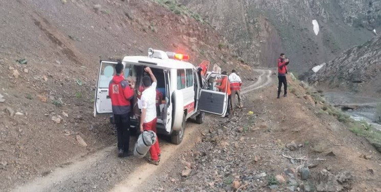 یک روز با فرشتگان نجات/ امدادگرانی که جانشان را کف دستشان میگیرند!