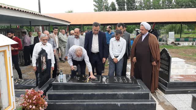آیین غبارروبی و عطرافشانی مزار شهدا بهمناسبت هفته جهاد کشاورزی در محمودآباد