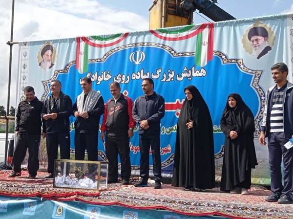 همایش پیادهروی خانوادگی دو هزار نفری محمودآباد برگزار شد