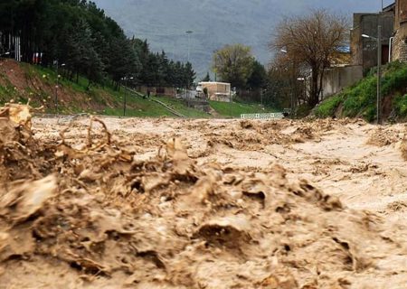 مفقود شدن ۳ خودروی گردشگران در سیلاب نور