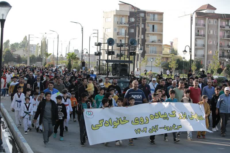 برگزاری همایش بزرگ پیادهروی خانوادگی در سرخرود/ ورزش همگانی پايه ورزش قهرمانی است