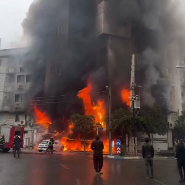 نجات جان ۲۰ نفر در حادثه آتش سوزی خیابان سلمان فارسی ساری