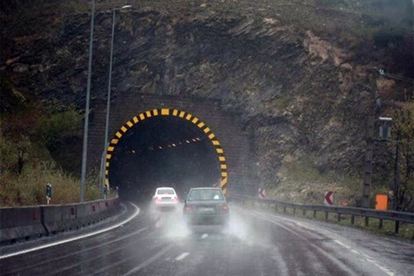 احتمال ریزش سنگ در جادههای لغزنده شمال