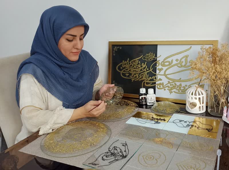 زندهترین نقاشیها، کار روی شیشه است/ نقاشی روی شیشه، تلفیقی از هنر و صنعت