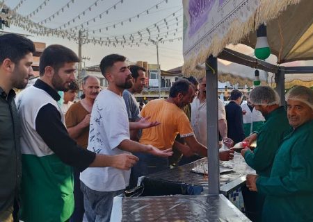 برپایی چایخانه حضرت رضا (ع) در سه راه مرکزی شهر محمودآباد