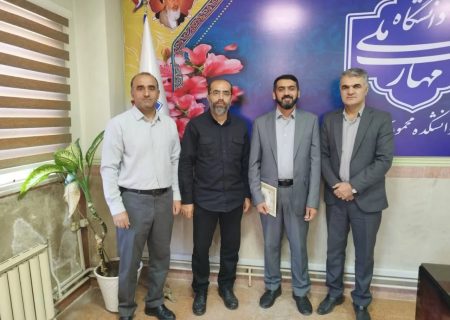 تجلیل رئیس دانشگاه از مدیر روابط عمومی دانشگاه ملی مهارت محمودآباد